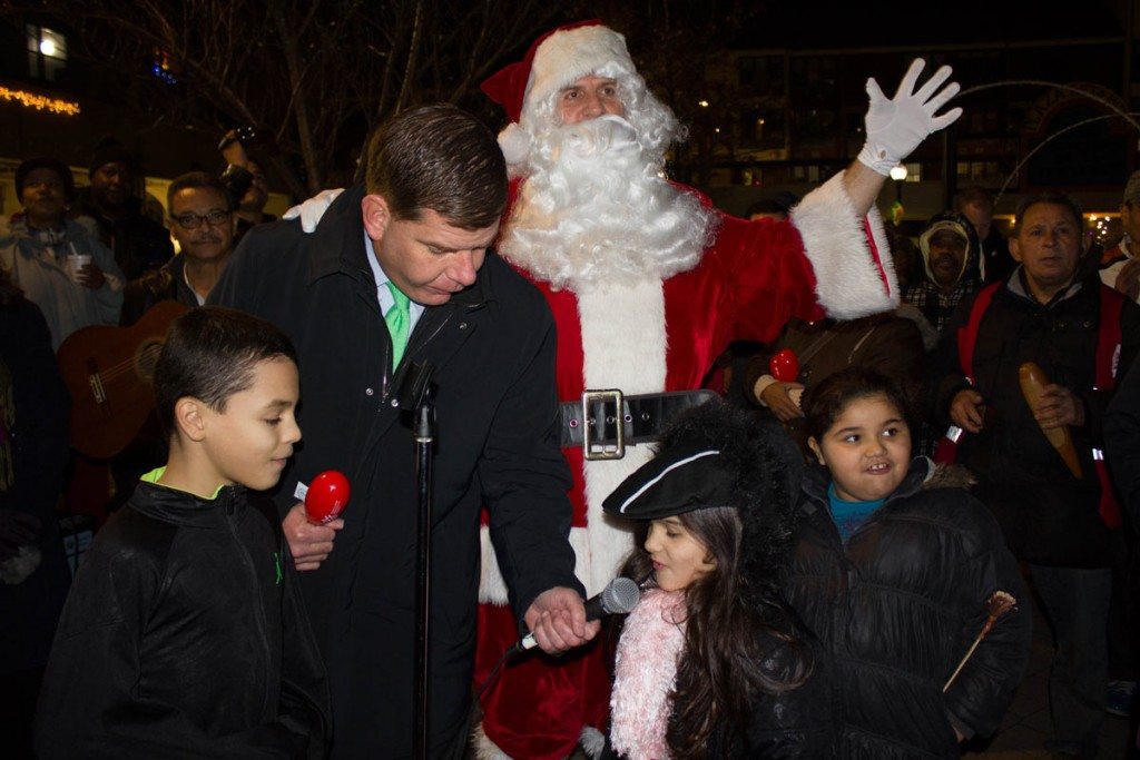 El Alcalde Walsh cuenta lo segundos antes de que se ilumine el árbol junto con Santa Claus y niños de Villa Victoria.