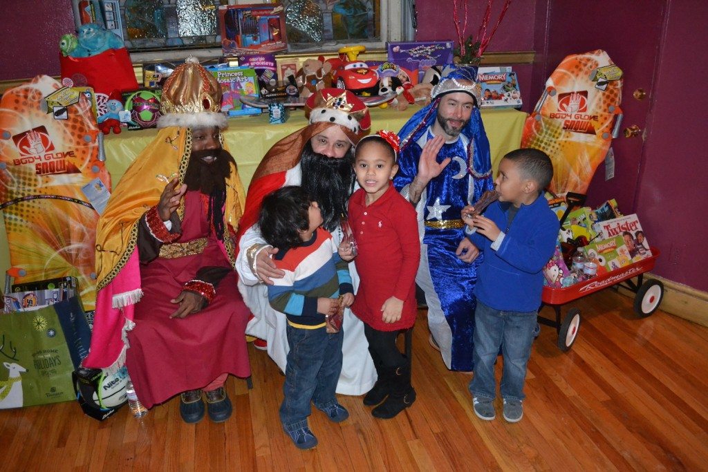 Los Reyes Magos con los pequeños y sus regalos en la celebración de IBA del 2013